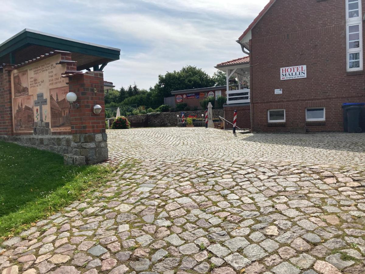 Hotel Am Schlosspark Mallin Екстериор снимка